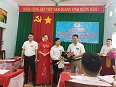 Đồng chí Tô Văn Quyền, Ủy viên thường vụ Liên đoàn Lao động huyện tặng hoa chúc mừng đại hội